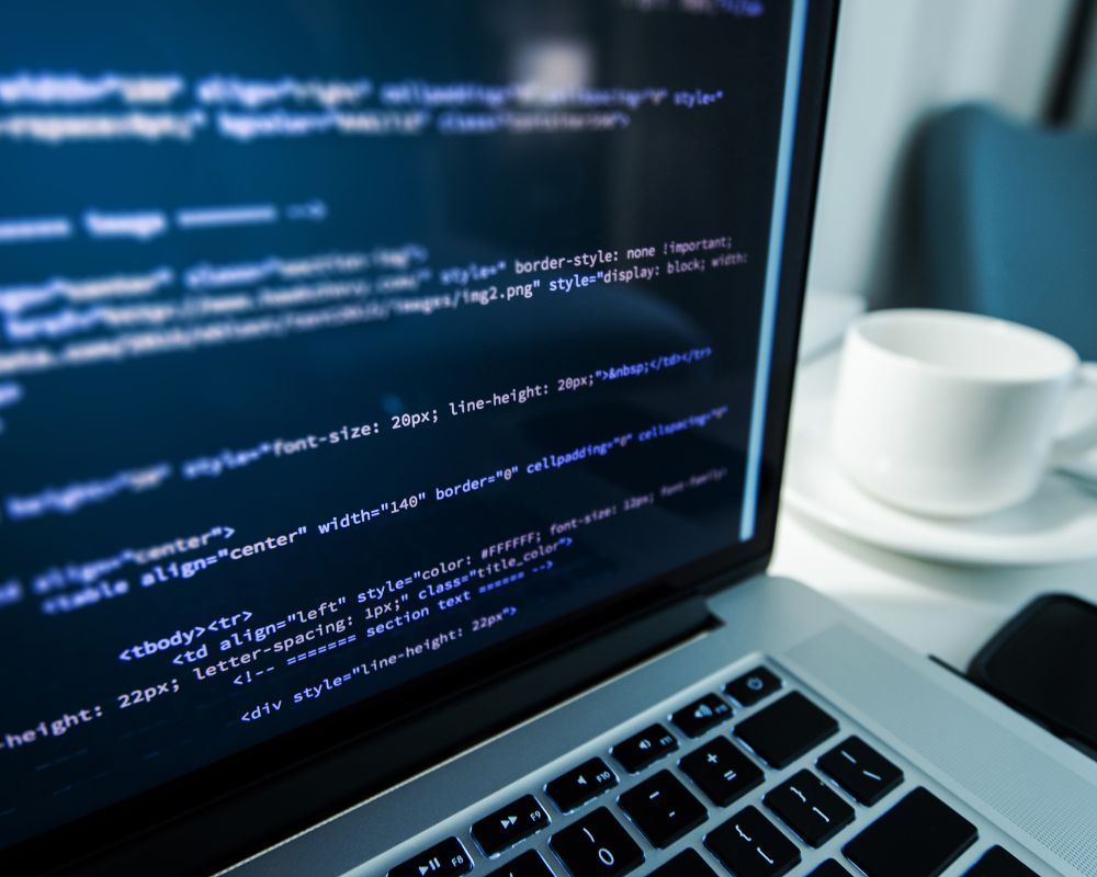 What are the key features of a marketing content management system?