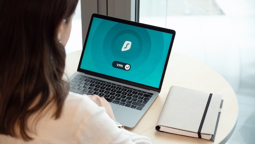 What are the key benefits of outsourcing IT support for businesses?