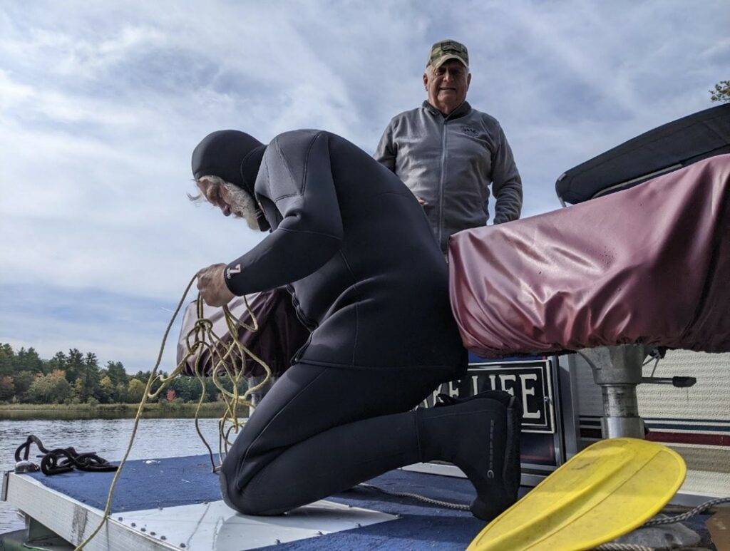 Dave Sanfason and Dale Schultz preparing to dive