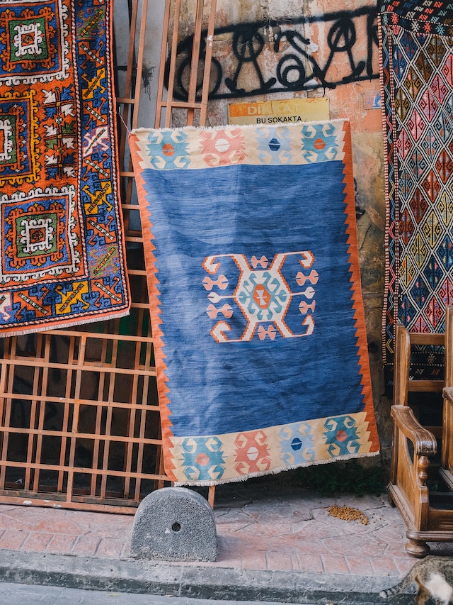 Benefits of incorporating a red Aztec rug in home decor
